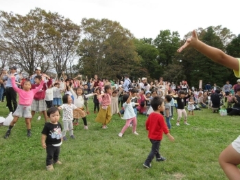 おにいさん・おねえさんの動きを見よう<br>見まねで踊る。じょうず～！<br>