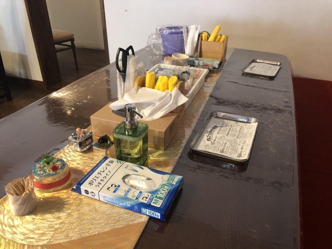 工房用のテーブルも消毒液と使い捨て手袋「時短営業ではありますが、新北海道スタイルの準備が整いました」