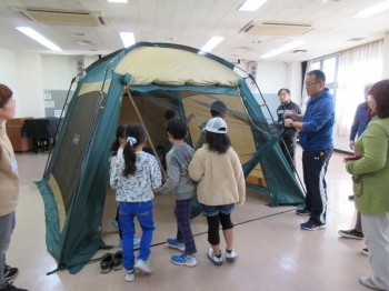 組み立てたテントは子どもたちにとって秘密基地に･･･