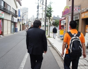 浅野さんと歩く山口横丁。<br>隣にいるのは木村の上司です。
