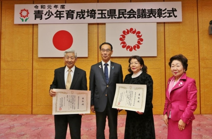 大野埼玉県知事（左から2番目）らと記念撮影する笠松市民会議会長（右から2番目）
