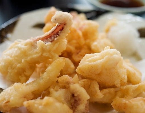 余った身と下足（げそ）は、天ぷらか塩焼きにしてくれる。これがまた美味い。