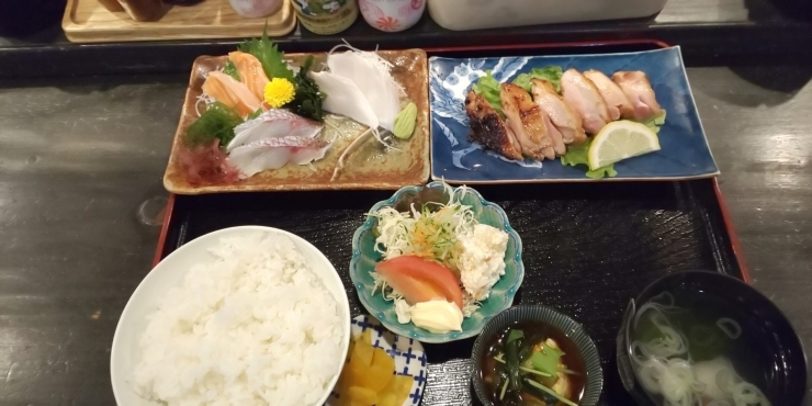 「今日の日替りランチは鳥の照り焼きです❗️」