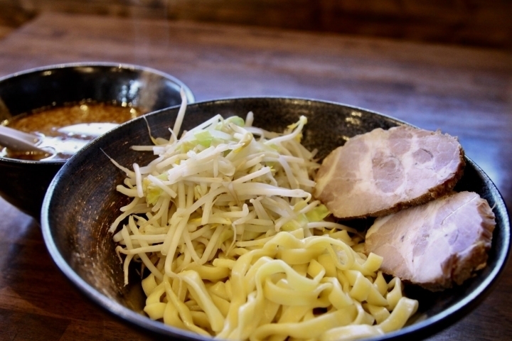 「【松江ランチ情報】究極の極太つけ麺　絡みまくる濃厚スープを堪能」