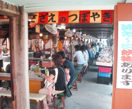 地元の海女さんがとった鮮度抜群サザエやイカやアワビを炭火で焼いてくれる。ビールも飲める。昼間のみの営業。