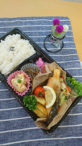 「今週の週替わり弁当❗鮭のホイル焼き」