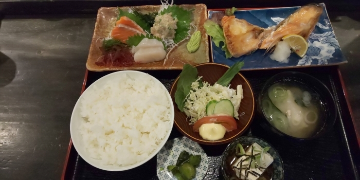 「今日の日替りはサーモンのかま焼きです」