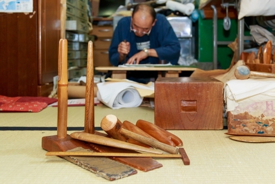 昔からの道具を大切に使う　足袋作り専用の道具はもう作られていない