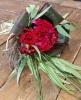 花束「シックな赤の花束とアレンジメントフラワー」
