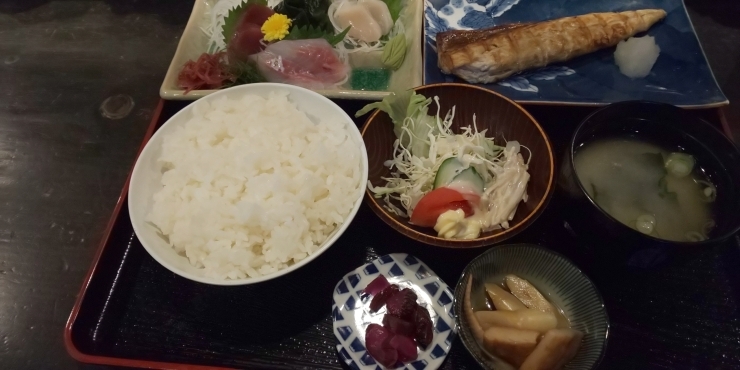 「今日の日替りランチは塩さば焼きです。」