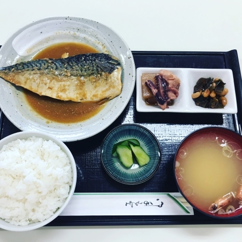 煮魚定食「おはようございます☀️本日11/22(金)のおすすめmenu✨煮魚定食……¥880-スーパーフードサバの味噌煮です。＼(^^)／単品もできます!!」