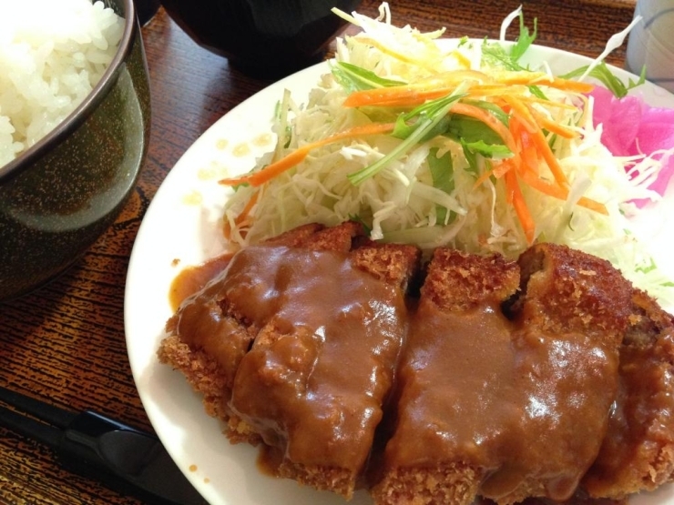 今日のランチはミンチカツでした。おいしいデミグラスソースが食欲をそそります＾＾