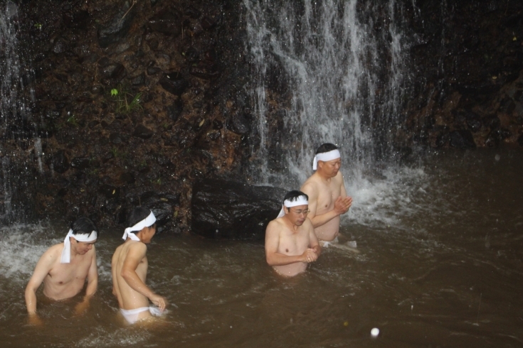 増水した山田川の滝に打たれる姿は感動的です「大嘗祭奉祝　宝船奉納～禊ぎ　瀧川神社～雨の中滝に打たれる禊ぎは感動的！」