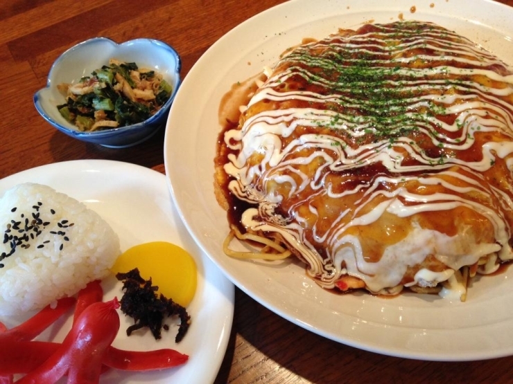 南塚口でモダン焼き からしをつけるのも美味しい 尼崎ランチ まいぷれ編集室がおすすめしたい50選 まいぷれ 尼崎市