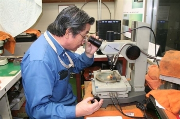 顕微鏡を使って研磨の検査。