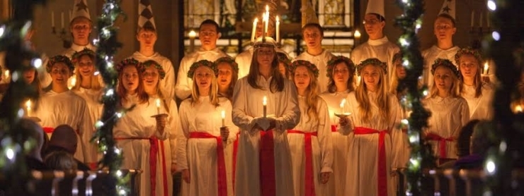 Traditional Lucia costume「Teacher'sコーナー８号 God Jul from Sweden【蘇我駅近くの英会話教室】043-209-2310」