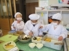 　　　みんなの給食は任せてね！
　　　　白衣に身を包み気分は小学生♪「行方市立玉造幼稚園」
