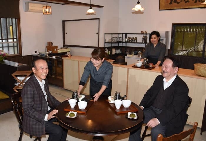 松尾寺駅にカフェ　「流々亭」が移転オープン「レトロな駅舎で舞鶴茶」