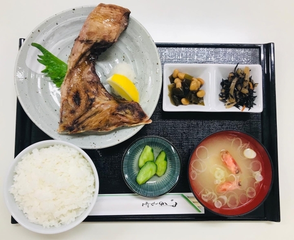 焼魚定食(ブリカマ)「おはようございます☀️12/17(火)のおすすめmenu✨焼魚定食……¥850-本日は大好評のブリカマの塩焼きです。数量限定(☆∀☆)」