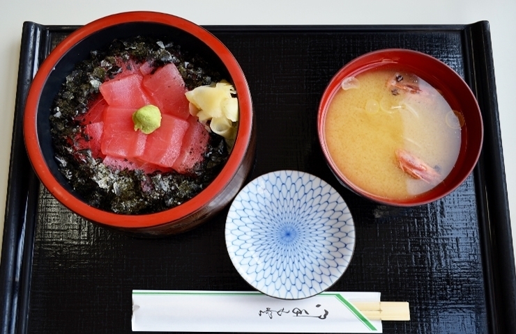 鉄火丼「おはようございます☀️12/22(日)のおすすめmenu✨マグロの旨味を堪能してください。鉄火丼……¥1,100-です。＼(^^)／」