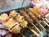 串に刺さったローストチキン「クリスマスは居酒屋で！」