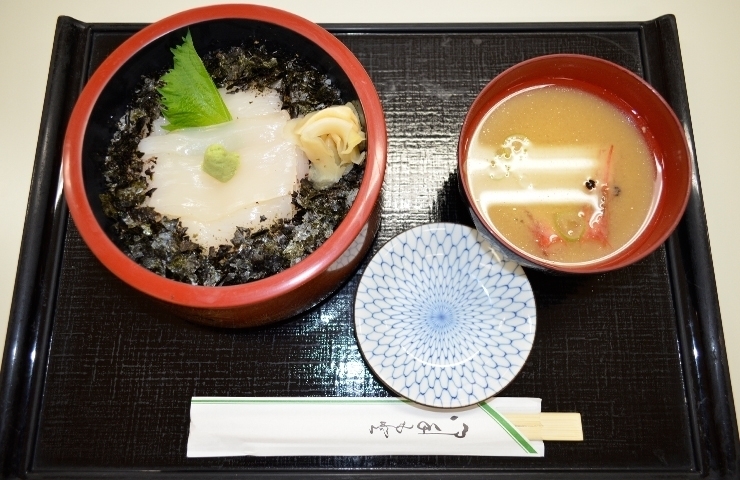 いか丼「おはようございます☀️12/26(木)のおすすめmenu✨いか丼……¥900-(真いか)です。」