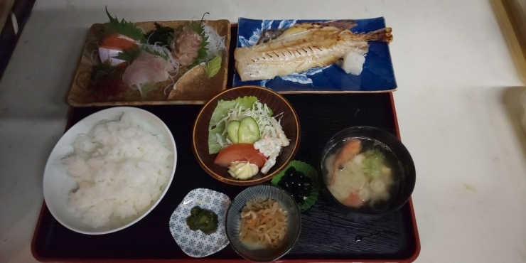 「今日の日替りランチは赤魚の西京焼きです」