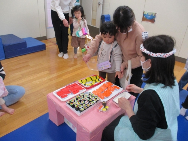 どれにしようかな？「今日はたまて箱「お店屋さんごっこ」がありました！」