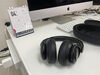 作業に集中するための必須アイテム、ヘッドフォン。「モースの日常②  レイアウト変更後の事務所の様子です。」