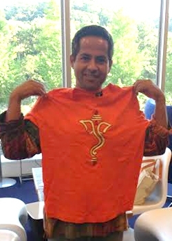 これを着るとヨガの気分に切り替わるというオレンジ色のTシャツ。ガネーシャというインドの神様の模様がついている。<br>
