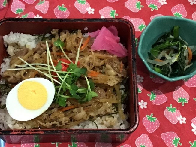 「本日のAランチは　牛丼です(^.^)」