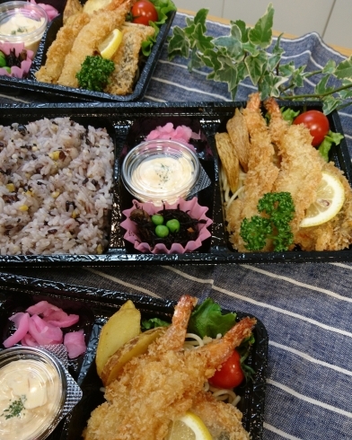 週替わり弁当！エビフライ&サーモンフライ「今週の週替わり弁当！エビフライ&サーモンフライです」