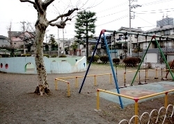 公園西側の砂場とブランコ