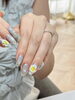 清楚なフラワーデザインで指先を彩る「夏を指先から楽しむオーロラ＆グラデーションネイル特集」