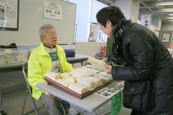 和紙で手づくりした封筒は来場者の人気を集めていました。