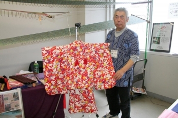 色鮮やかな京染めの着物。小林さんの娘が30年ほど前に着ていたもので洗い張りで仕立て直したもの。後20年は着れるといいます。