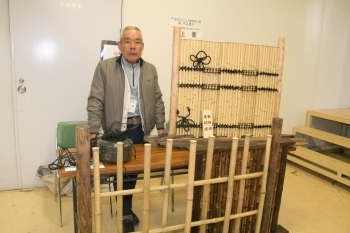 造園士の井上さんは竹垣のミニチュアを展示して、日本の風情を伝えていました。