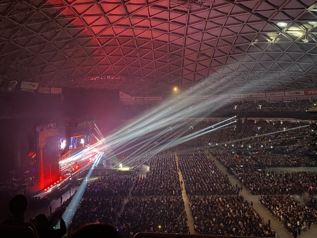 光の演出も凄い！「世界最高のライブに行ってきたよ！【スタッフの休日】」