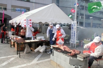 「手づくり食品を安く提供したい」と、１階正面広場には組合員の手で大きな豚の丸焼きなどが準備され、朝から食欲をそそります。