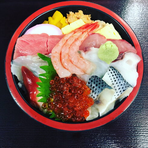 並ちらし「今日から2月ですね(*^ω^*)⚓漁協の食堂でお魚ランチはいかがですか?✨並ちらし……¥1,200-(マグロ・ぶり・スズキ・コハダ・たこ・ほっき貝・いくら・南蛮エビ)です。」