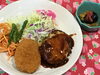 「本日のAランチは　チーズハンバーグとカレーコロッケ」