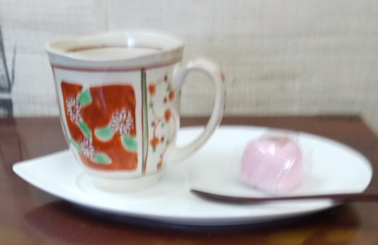 「カフェトレーとマグカップ」