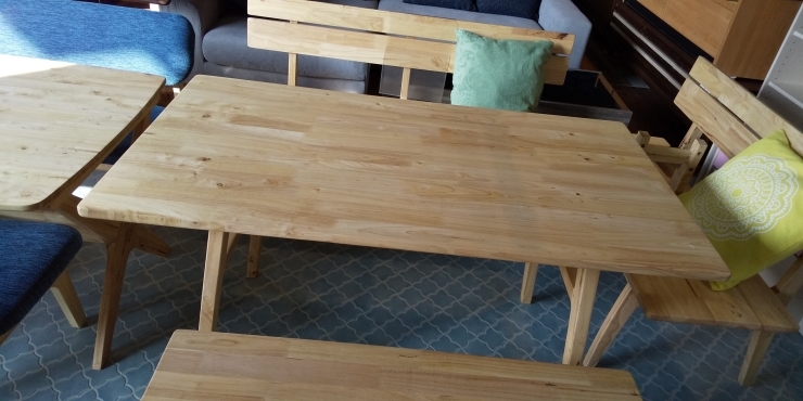「優しい雰囲気のラバーウッド無垢材のテーブル&ソファ！！」