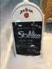 雪に埋もれそうな看板「降りましたね〜」