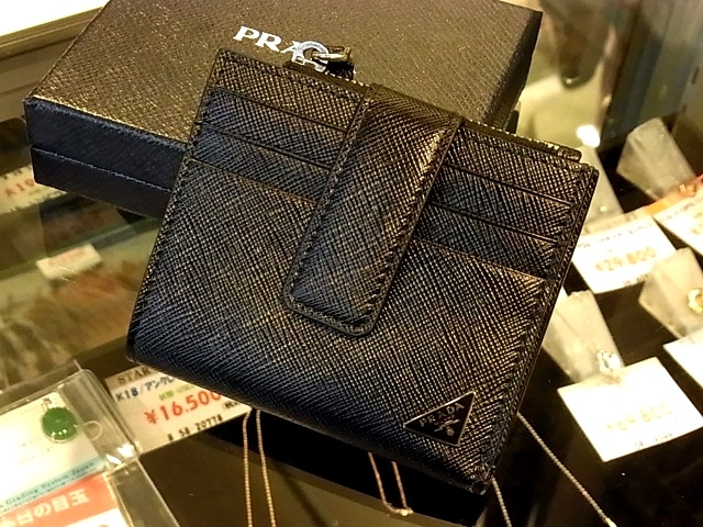 プラダ サフィアーノ レザー カードホルダー 二つ折り財布 2MC066 黒