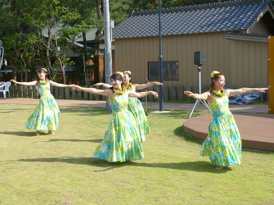 【フラワニ　フラグループ】のフラダンス（^^）v　本場ハワイより暑いかも！！