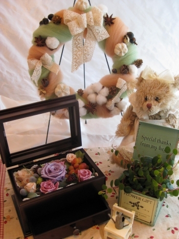 お花と雑貨を組み合わせたギフトセット「花と雑貨の贈り物 サブ・ローザ」