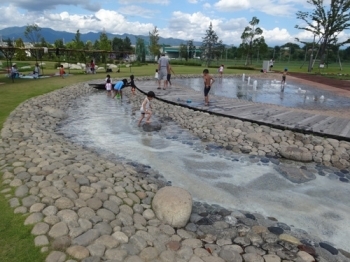 夏場は噴水広場で水遊びができます