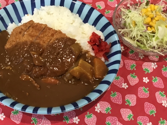 「本日のAランチは　カツカレー　ミニサラダ付き」