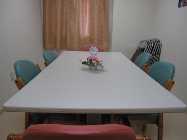 「和みますね。テーブルの上の花✾　　高住センターから、お花の相談室がある老人ホーム見学情報です。」